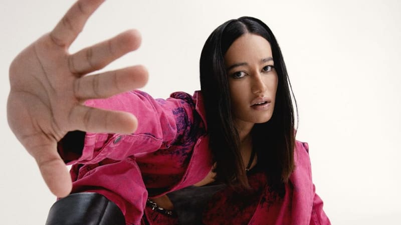 Cantora Jaloo apresenta pocket show gratuito no Teatro Goiânia