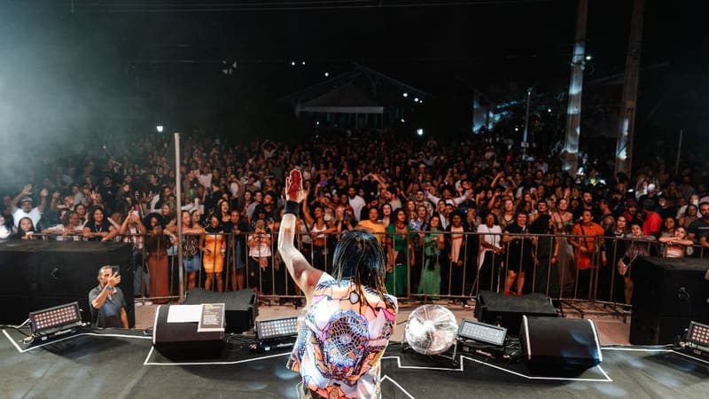 Show do cantor Toni Garrido durante lançamento do projeto em São Jorge | Foto: Sesc Goiás