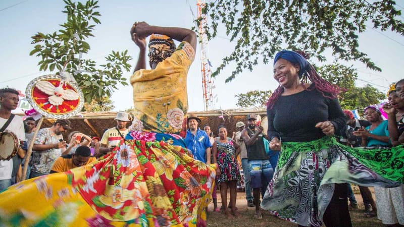 Cortejo na Vila de São Jorge durante o Encontro de Culturas Tradicionais | Foto: Mari Florêncio
