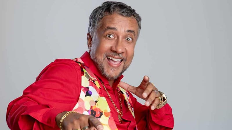 Humorista Paulinho Gogó apresenta novo espetáculo no Teatro Goiânia