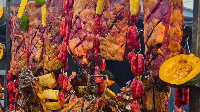 Pratos como a costela fogo de chão e o torresmo de rolo estão entre os destaques do cardápio | Foto: Zenha Agência