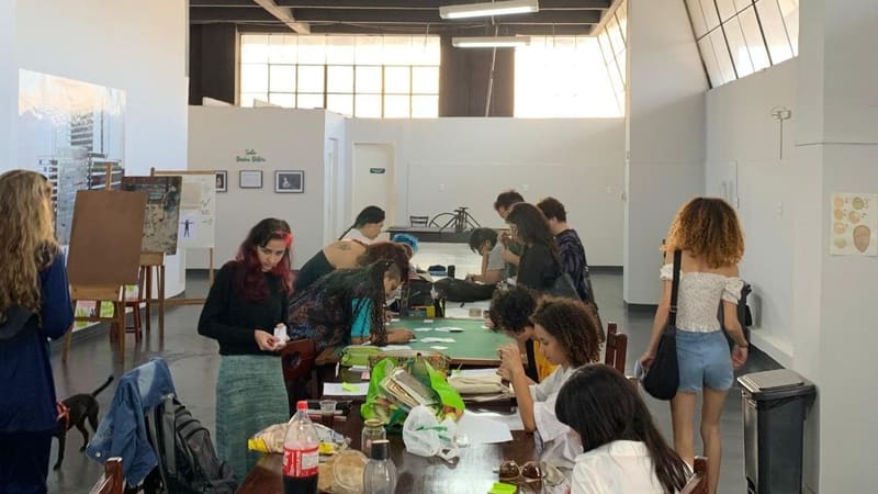 Formações incluem experiências que passam pelo desenho, colagem, bordado, tricô, escrita criativa e processos cênicos, além de rodas de conversa e grupos de estudo. | Foto: Secult Goiás