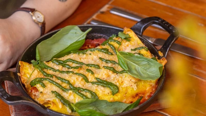 Cannelone Gratinado do Viela Gastronômica: Massa fresca recheada de ricota, tomate assado, cama de molho pomodoro, gratinado com parmesão e molho pesto | Foto: Lucas Macedo