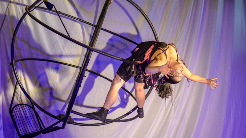 Cena de “Sem Asas”, uma obra da companhia que inaugura uma nova fase  de pesquisa artística voltada à acessibilidade para o público surdo | Foto: Layza Vasconcelos