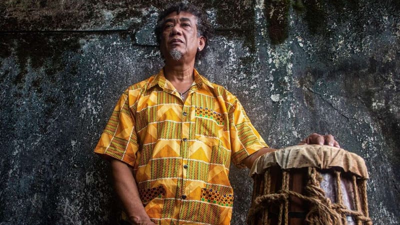 Mestre Jackson, um dos precursores do Samba Reggae no Olodum, ministra oficinas em Goiás
