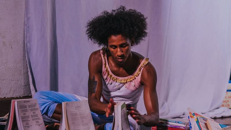 “Sob(re) a pele” é um solo circense-teatral interpretado por Matheus Alcântara, com direção e dramaturgia de Marcelo Marques | Foto: Talis Martins
