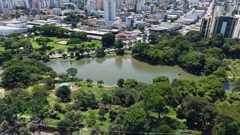 Lago das Rosas, na região Central de Goiânia, um dos percursos do Caminho dos Bougainvilles | Foto: GoiâniaTur