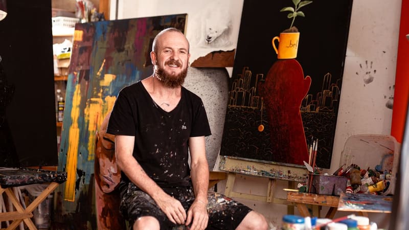 Reconhecido por uma linguagem autoral e crítica, Ivaan Hansen constrói narrativas visuais que revelam o pensamento | Foto: Divulgação