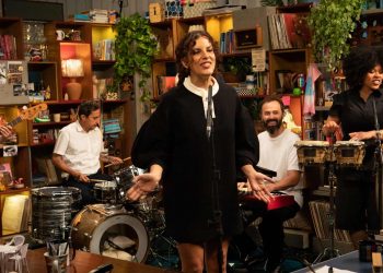 Tiny Desk Brasil celebra 20 anos de carreira de Céu