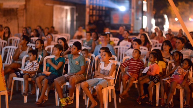 4 bairros de Goiânia recebem cinema ao ar livre