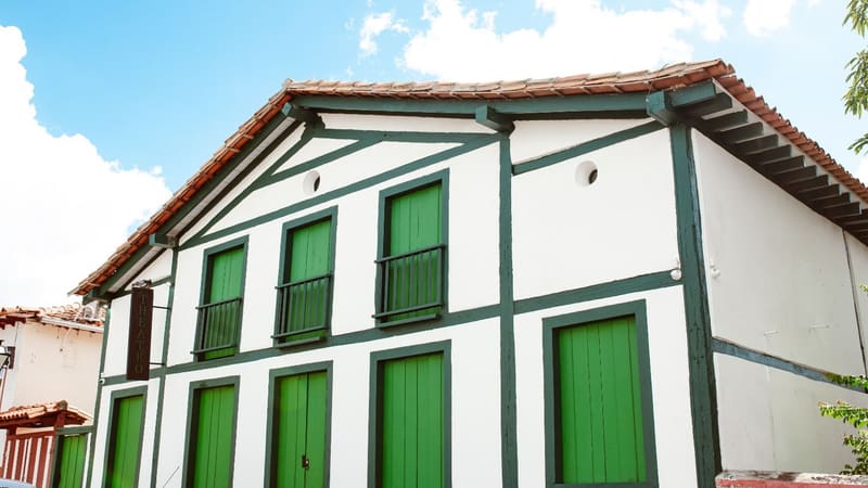Fachada do Theatro Sebastião Pompeu de Pina e da Escola de Artes e Música da unidade, em Pirenópolis | Foto: Secretaria da Retomada