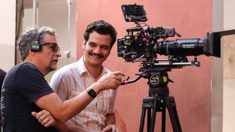 Kleber Mendonça Filho e Wagner Moura durante as filmagens de O Agente Secreto | Foto: Laura Castor