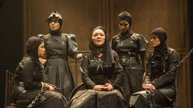 Cena do espetáculo “A Casa de Bernarda Alba” | Foto: Layza Vasconcelos