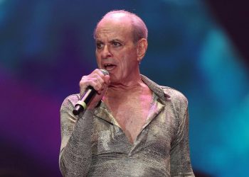 Ney Matogrosso traz show da turnê "Bloco na Rua" a Goiânia