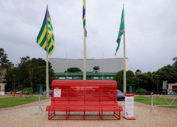 Goiânia ganha 1º Banco Vermelho como símbolo da violência contra mulher