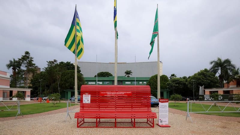 Goiânia ganha 1º Banco Vermelho como símbolo da violência contra mulher