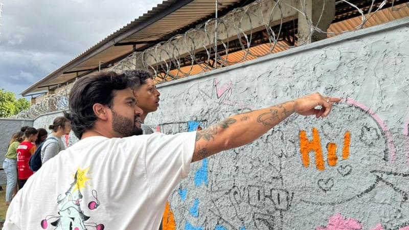 Jovens do Tecendo o Futuro pintam mural coletivo ao lado de artista goiano