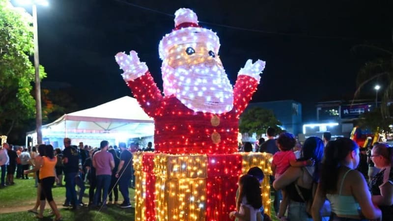Papai Noel iluminado em Goiânia. Iluminação de Natal conta com mais de 2 milhões de luzes de LED | Foto: Alex Malheiros