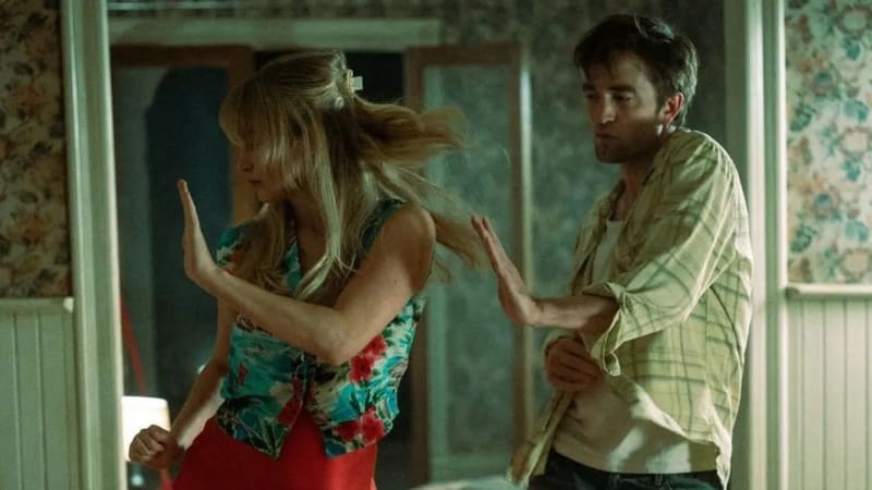 Cena de "Morra, Amor". Filme apresenta grandes atuações de Robert Pattinson e, especialmente, de Jennifer Lawrence, cuja performance vem sendo apontada como uma das melhores de sua carreira | Foto: Divulgação