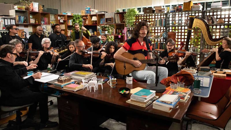 Tiny Desk Brasil reúne Tim Bernardes e orquestra de 17 músicos