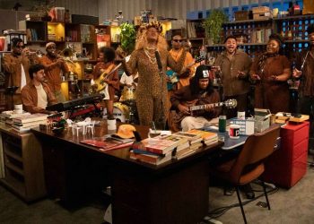 Tiny Desk Brasil: Liniker lança música inédita no 10º episódio