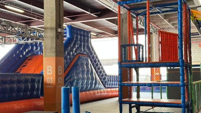 O circuito contempla infláveis gigantes, parkour, parede de escalada 360º de quatro faces, beisebol no ar, tiro ao alvo com arcos e flechas Nerf e outras atividades que estimulam coordenação e resistência física | Foto: Divulgação