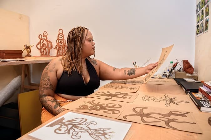 Artista Dara em Residência da Galeria Luis Maluf | Foto: Marcelo Ramalho