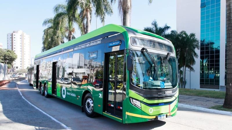 Ônibus na Praça Cívica, em Goiânia. Cidade terá linhas especiais para o MotoGP | Foto: Secom Goiás