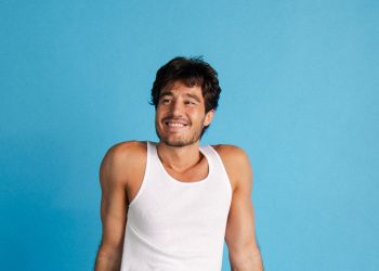 Tiago Iorc terá turnê comemorativa por 10 cidades do Brasil