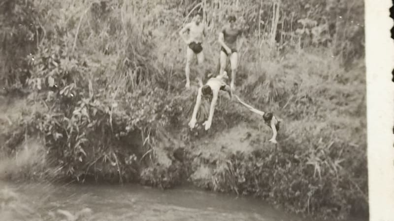 Foto antiha de pessoas pulando no Rio Meia Ponte | Foto: Acervo Mara Najar