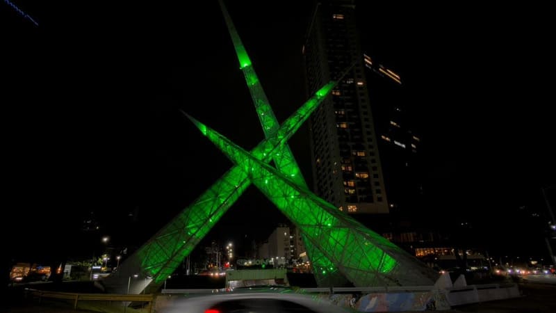 Goiânia entra no circuito global do Dia de São Patrício e ilumina viaduto de verde