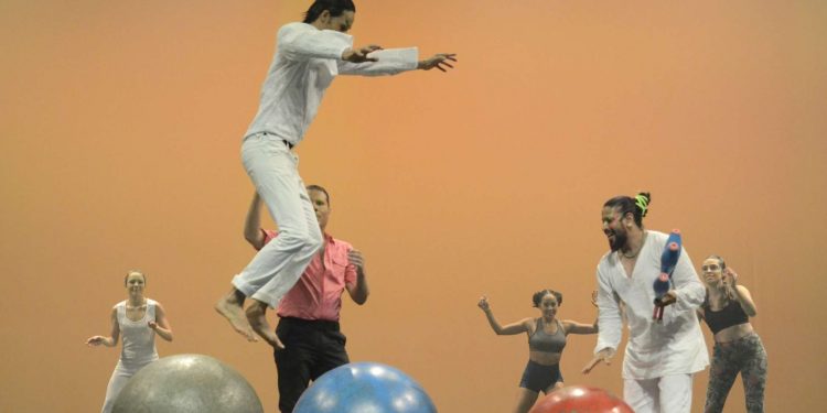Escola de Circo do Basileu França apresenta Varieté e Pulso da Carne