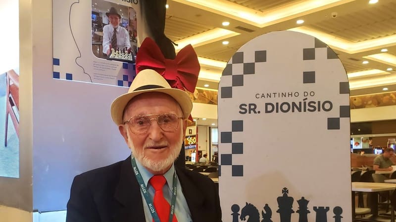 Shopping em Goiânia celebra 96 anos de enxadrista Sr. Dionísio