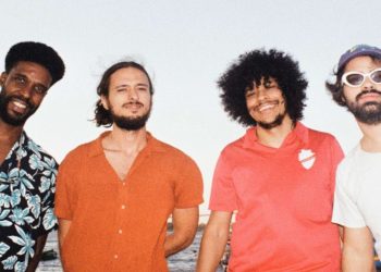 Boogarins celebra 10 anos de Manual em show em Goiânia