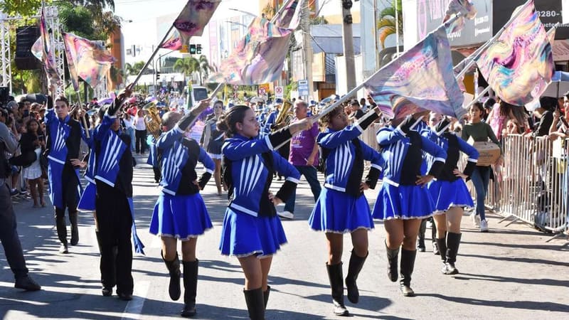 Aparecida celebra 104 anos com desfile cívico e bolo gigante