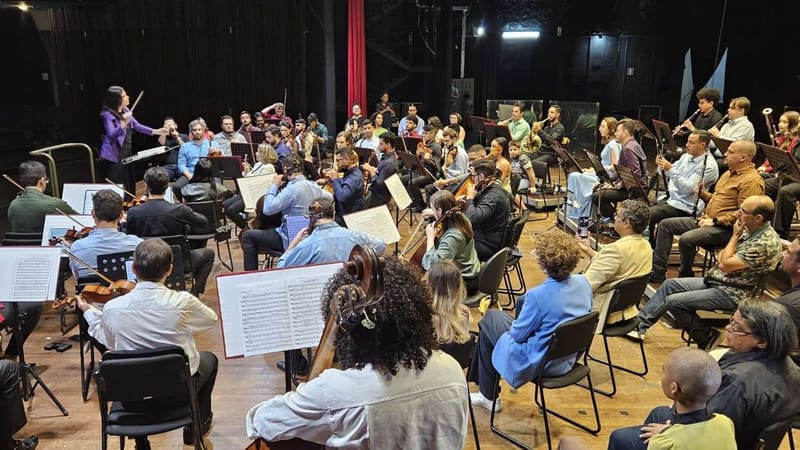 ob a regência da maestra Mariana Menezes, o concerto será às 20h e integra a iniciativa que busca aproximar a música clássica da população | Foto: Secti