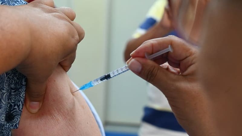 Idosa é vacinada em Goiânia. Vacinação para toda a população já começa nesta quinta-feira (28/5) | Foto: SMS/Divulgação