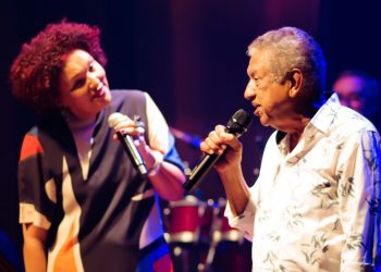 Cláudia Vieira encerra temporada de comemoração pelos 30 anos de carreira com show gratuito
