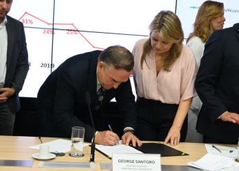 O edital de licitação para a construção do novo anel viário da Região Metropolitana de Goiânia foi lançado nesta quarta-feira (17/6), pelo Ministério dos Transportes e o Departamento Nacional de Infraestrutura de Transportes (DNIT). O projeto prevê a implantação de um corredor rodoviário de 44 quilômetros que conectará Hidrolândia, Aparecida de Goiânia, Senador Canedo e a saída de Goiânia para Terezópolis de Goiás, com o objetivo de retirar parte do tráfego de longa distância e de veículos de carga do trecho urbano da BR-153.