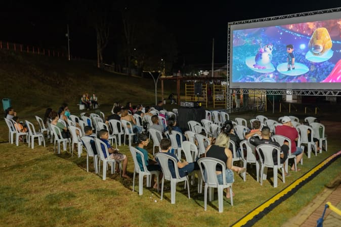 O projeto reúne sessões de cinema e atividades de incentivo à leitura por meio de uma gibiteca itinerante | Foto: Secult Goiás