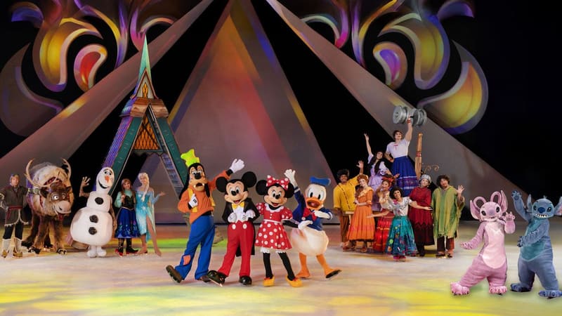 A montagem reúne personagens de diferentes produções da Disney em coreografias sobre o gelo, com patinação artística, cenários digitais e trilha sonora baseada em animações do estúdio | Foto: Feld Entertainment