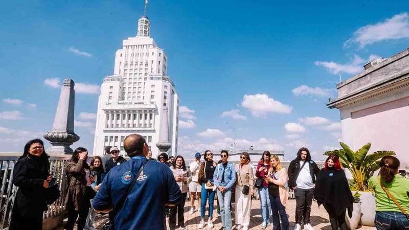 Durante os passeios, os guias de turismo apresentam curiosidades, fatos históricos, patrimônios arquitetônicos, aspectos culturais e a importância de cada região | Foto: Prefeitura de São Paulo