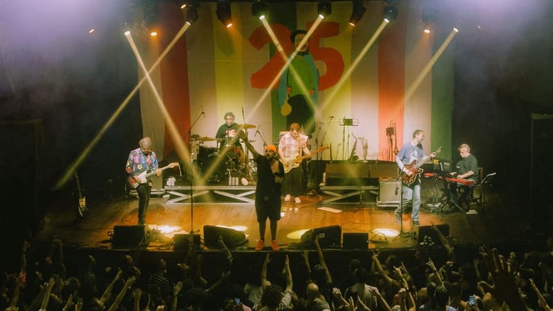 Rodrigo Barba, baterista do Los Hermanos, celebra os 25 anos de Bloco do Eu Sozinho em Goiânia