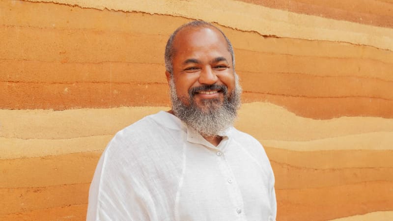 Dalton Paula , fundador da escola-residência Sertão Negro, apresenta “Acervos e processos criativos”, aula que aproxima memória, território e produção artística | Foto: Jhony Aguiar