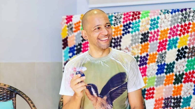O solo combina teatro, autobiografia, performance e ritual para abordar temas como emergência climática, hiperconectividade, solidão, espiritualidade e relações humanas | Foto: Divulgação