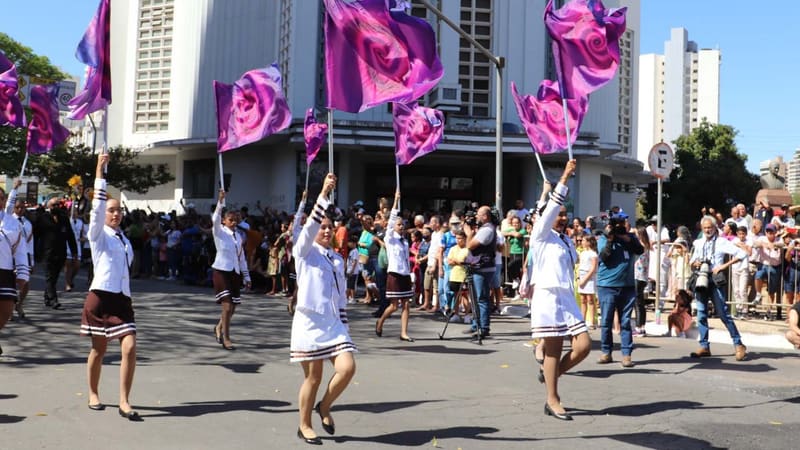 O desfile reúne representantes do Exército Brasileiro, Polícia Militar, Corpo de Bombeiros, Polícia Civil, Guarda Civil Metropolitana e Procon Goiânia, além de bandas municipais e estaduais | Foto: Alex Malheiros