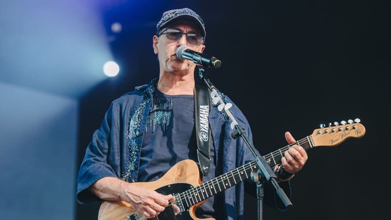 Zeca Baleiro se apresenta no Teatro Goiânia durante o 4º Circuito Literário