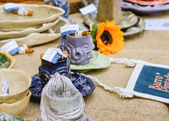Ateliê Aberto do Müquifü Cultural reúne cerâmica, artes visuais e oficina de xilogravura em Goiânia