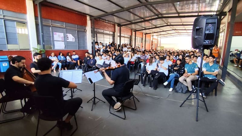 Orquestra Filarmônica leva música clássica a escolas na semana do Dia das Crianças