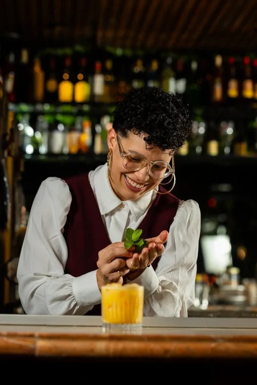 Coquetelaria autoral em São Paulo: como bartenders mulheres estão reinventando os drinks da cidade